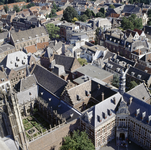 852102 Overzicht van een gedeelte van de binnenstad van Utrecht, vanaf de Domtoren, uit het noordwesten, met op de ...